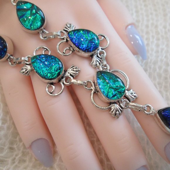 a gemstone,in a simple sitting,is the centerpiece of this necklace.the necklace - Picture 7 of 8